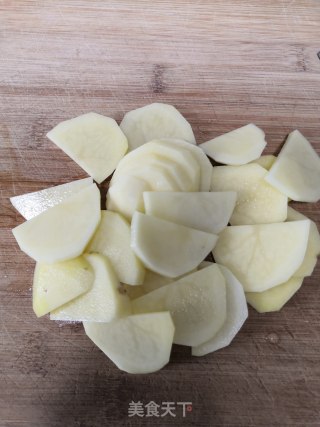 香肠炒土豆的做法步骤：1
