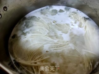 鲜虾拌面的做法步骤：2