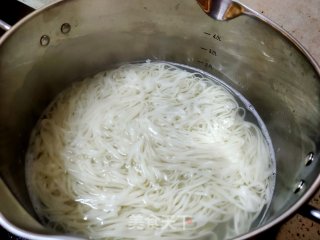 鲜虾拌面的做法步骤：3