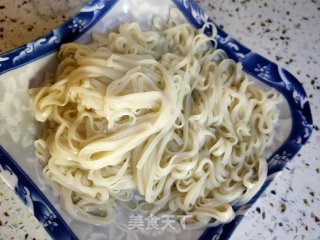 鲜虾拌面的做法步骤：4