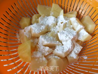 孜然味炸香肠土豆的做法步骤：3