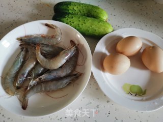 鸡蛋炒虾仁黄瓜片的做法步骤：1