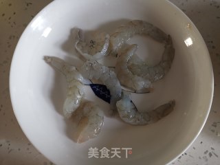 鸡蛋炒虾仁黄瓜片的做法步骤：2