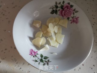 鸡蛋炒虾仁黄瓜片的做法步骤：4