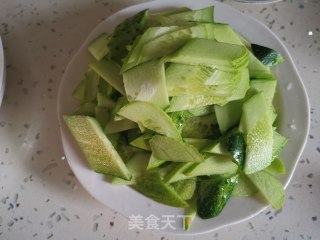 鸡蛋炒虾仁黄瓜片的做法步骤：5