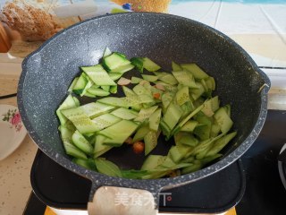鸡蛋炒虾仁黄瓜片的做法步骤：8
