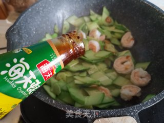 鸡蛋炒虾仁黄瓜片的做法步骤：10
