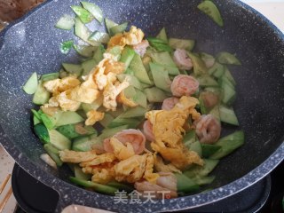 鸡蛋炒虾仁黄瓜片的做法步骤：11