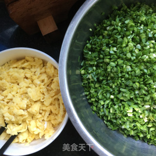 美味韭菜鸡蛋盒子的做法步骤：4