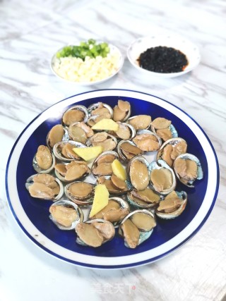 火麻油豉汁蒸鲍鱼的做法步骤：3