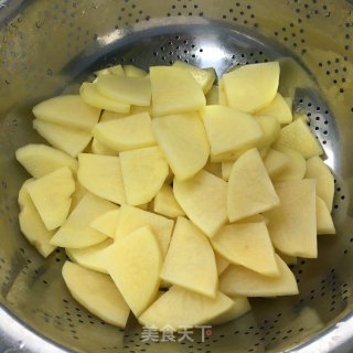 香葱火腿土豆片的做法步骤：2