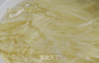 酸辣土豆丝的做法步骤：1