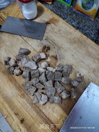牛腩焖土豆的做法步骤：1