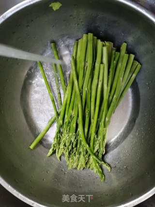 蒜末火腿肠炒芦笋的做法步骤：1