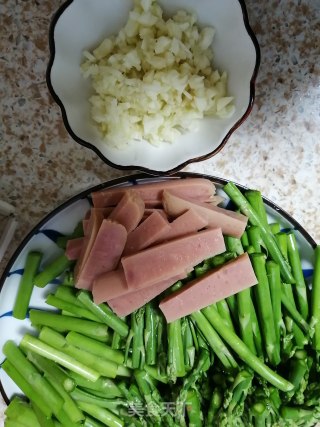 蒜末火腿肠炒芦笋的做法步骤：3