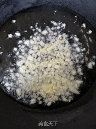 蒜末火腿肠炒芦笋的做法步骤：4
