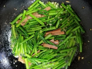 蒜末火腿肠炒芦笋的做法步骤：7