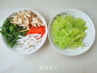 小炒莴笋的做法步骤：1