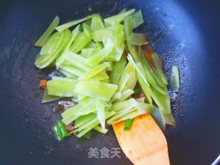 小炒莴笋的做法步骤：2