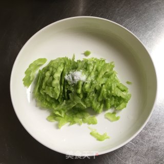 凉拌苦瓜的做法步骤：2