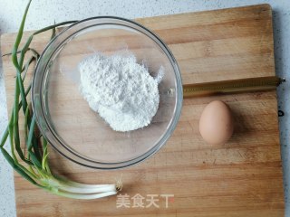 火腿肠鸡蛋薄饼的做法步骤：1