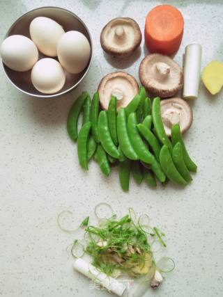 香菇甜豆炒鸡蛋的做法步骤：2