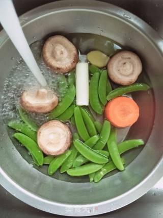 香菇甜豆炒鸡蛋的做法步骤：3