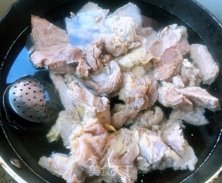 #面食#牛筋肉土豆胡萝卜面的做法步骤：1