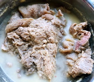#面食#牛筋肉土豆胡萝卜面的做法步骤：2