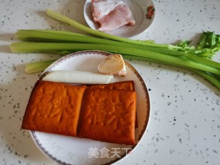 芹菜炒香干的做法步骤：1