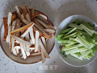 芹菜炒香干的做法步骤：4