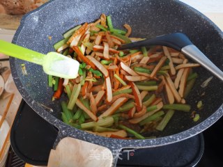 芹菜炒香干的做法步骤：9
