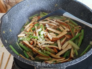 芹菜炒香干的做法步骤：10