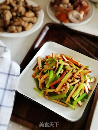 芹菜炒香干的做法步骤：11