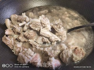 葱香牛腩的做法步骤：1