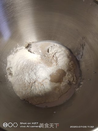 芝麻粉杏仁面包的做法步骤：1