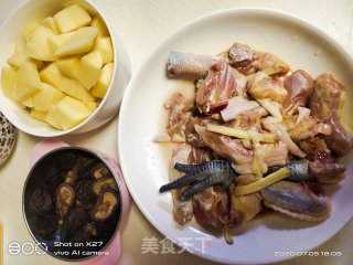 土豆香菇焖鸡肉的做法步骤：1