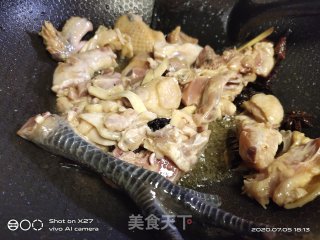 土豆香菇焖鸡肉的做法步骤：3