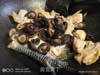 土豆香菇焖鸡肉的做法步骤：4