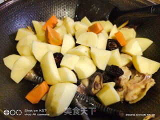 土豆香菇焖鸡肉的做法步骤：5