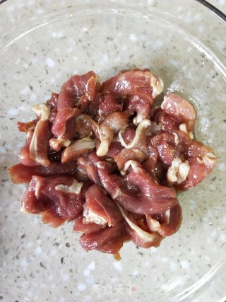 酸菜青椒炒肉的做法步骤：1