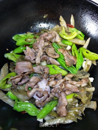 酸菜青椒炒肉的做法步骤：10