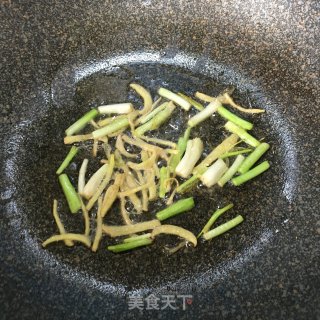 葱姜油焖虾的做法步骤：2