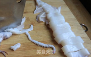 蒸鱿鱼的做法步骤：1