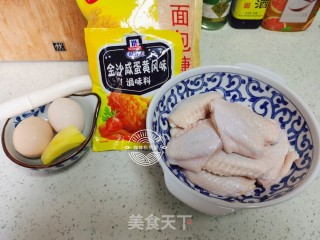 金沙鸡翅的做法步骤：1