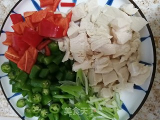 麻辣鸡丁的做法步骤：3