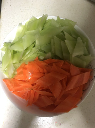 酸爽开胃美食胡萝卜莴笋炒蛋的做法步骤：1