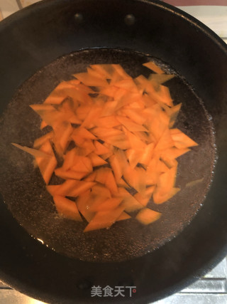酸爽开胃美食胡萝卜莴笋炒蛋的做法步骤：2