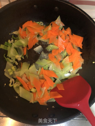 酸爽开胃美食胡萝卜莴笋炒蛋的做法步骤：8