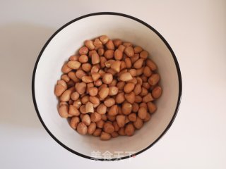 不用油的炸花生米的做法步骤：1